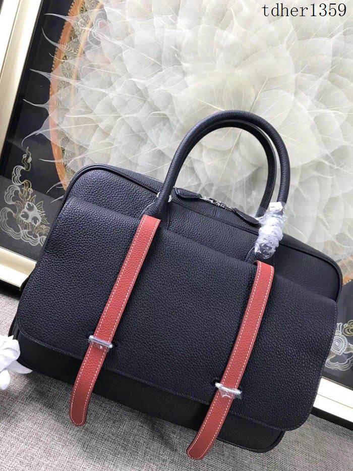 愛馬仕HERMES H家 郵差包 男女插袋款 超大容量 進口原廠皮 黑色本色線配大紅抽帶 可手提斜挎 出差必備單品  tdher1359