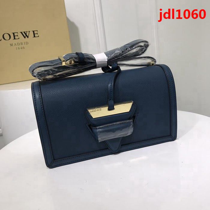 LOEWE羅意威 Barcelona 荔枝紋三角包 小牛皮肩背斜挎包 雜誌爆款  jdl1060