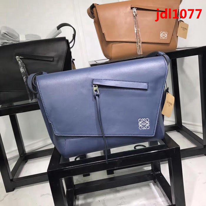 LOEWE羅意威 專櫃同步 Military Messenger 經典百搭信使包 男女同款 0169  jdl1077