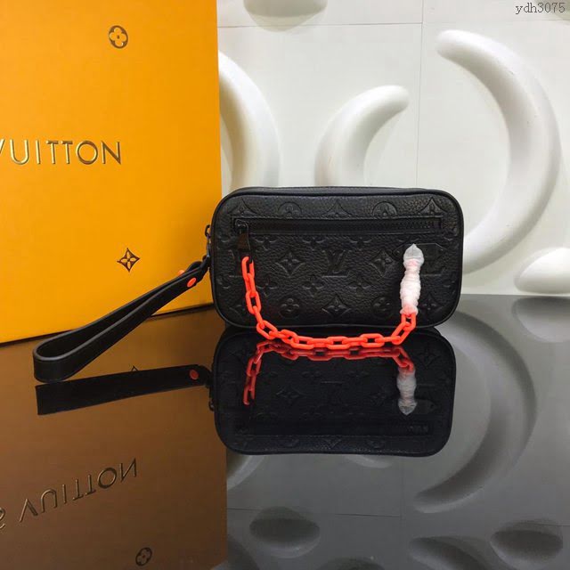 LV女包 M53550 路易威登PochetteVolga手包 LV黑色手拿包 LV小牛皮壓花錢包  ydh3075