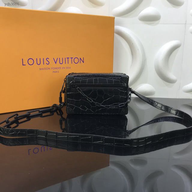 LV包包 LV新款男包 M44480 SOFT TRUNK鱷魚紋手袋 LV鏈條軟盒子挎包  ydh3665