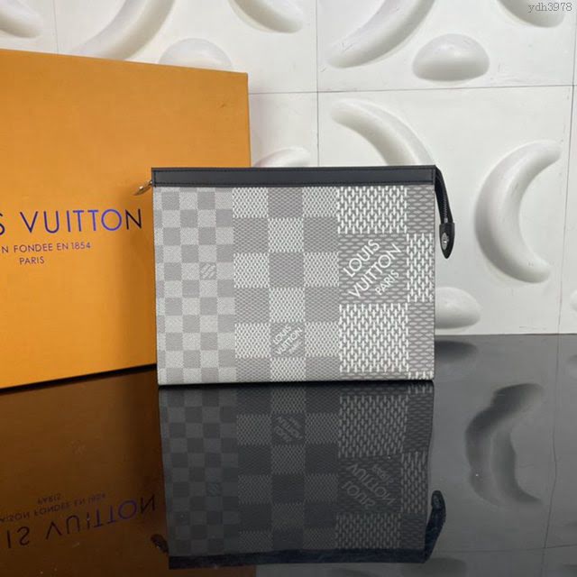 lv新款包包 路易威登Pochette Voyage手拿包 Damier Graphite 3D帆布 經典格紋 lv經典格紋手拿包  ydh3978