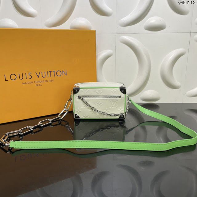 Louis Vuitton新款包包 M44480白皮压花 路易威登Mini Soft Trunk链条包 LV盒子包单肩斜挎包  ydh4213