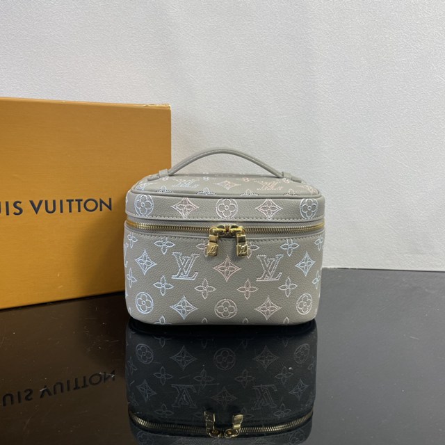 LV路易威登2023专柜新款M23550 镂花穿孔牛皮革Nice迷你化妆包 ydh5416