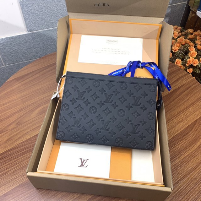 LV專櫃2023新款升級版男士手包 M61692新壓花 路易威登全新Pochette Voyage中號手袋手拿包 dn1006