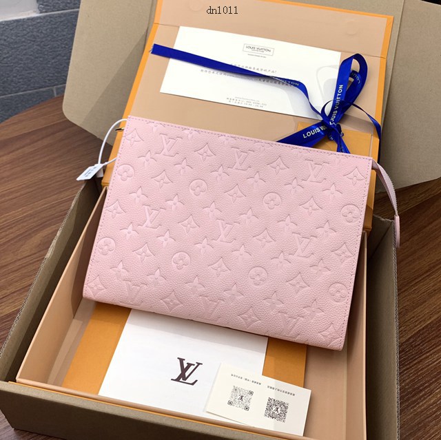 LV專櫃2023新款升級版手包 M45665粉壓花 路易威登Pochette Voyage中號手袋 dn1011
