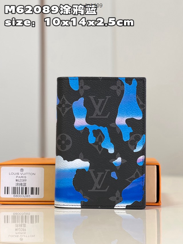 LV專櫃2023新款Room with a View系列護照套 M62089塗鴉藍 路易威登飄浮雲朵圖案護照套 dn1409