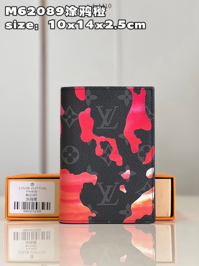 LV專櫃2023新款Room with a View系列護照套 M62089塗鴉藍 路易威登飄浮雲朵圖案護照套 dn1410