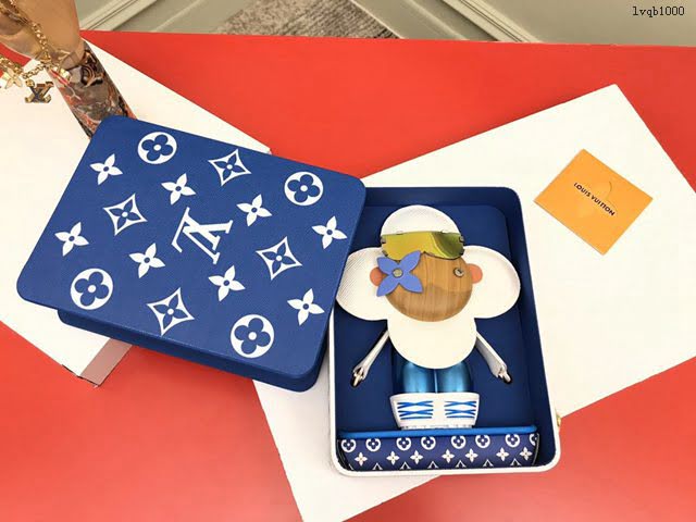 lv飾品 SNOWBOARD VIVIENNE玩偶 驢牌字母標記滑雪板 lv擺件  lvqb1000