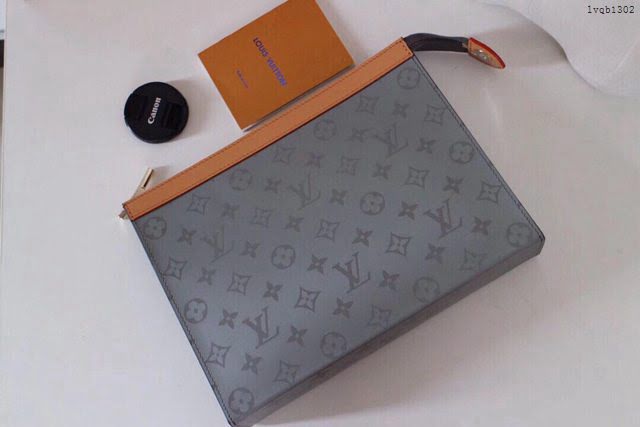 lv手包 M61692 Pochette Voyage中號手袋 黑灰 lv男士手拿包  lvqb1302