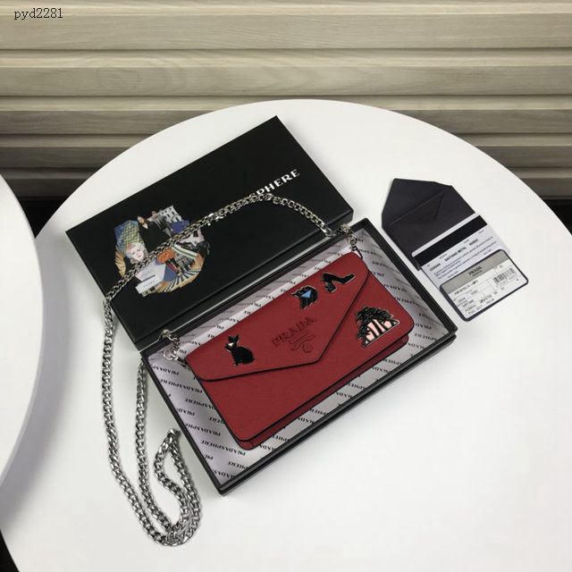 prada女包 普拉達最新聖誕限量款系列 1DH044 月兔徽章 PRADA女士斜挎迷你包 prada翻蓋鏈條女包  pyd2281