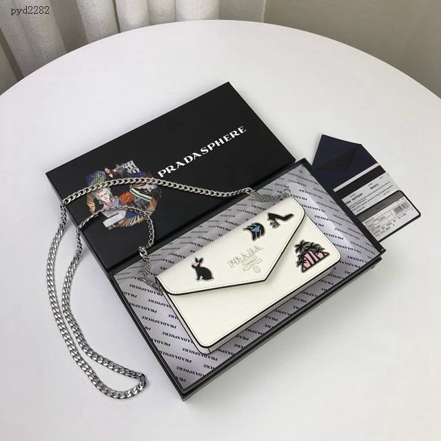 prada女包 普拉達最新聖誕限量款系列 1DH044 月兔徽章 PRADA女士斜挎迷你包 prada翻蓋鏈條女包  pyd2282