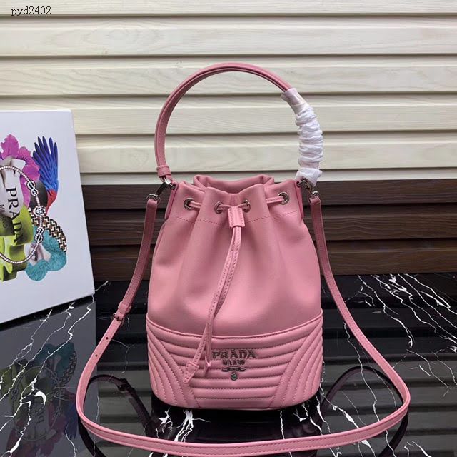 prada女包 普拉達2020最新款繡線水桶包 時尚百搭 prada手腕包 1BH038 Prada單肩手提包  pyd2402