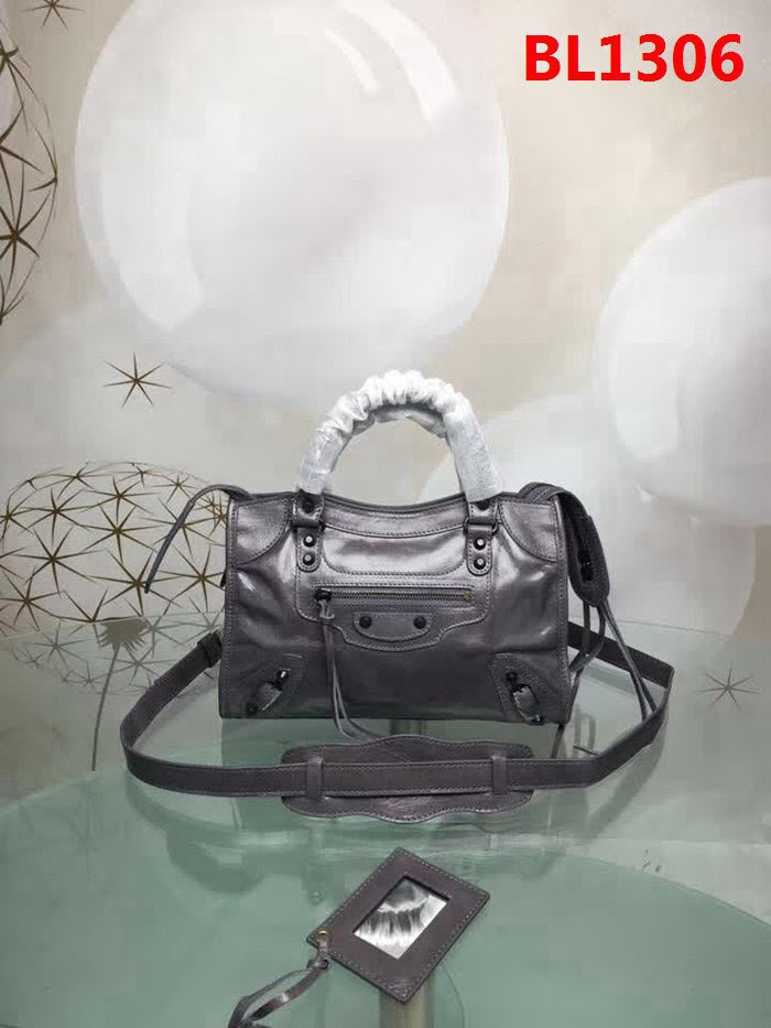 BALENCIAG巴黎世家 經典款 義大利進口原版油蠟頭層牛皮 古銅釘黑色 時尚百搭 手提肩背斜挎包  BL1306