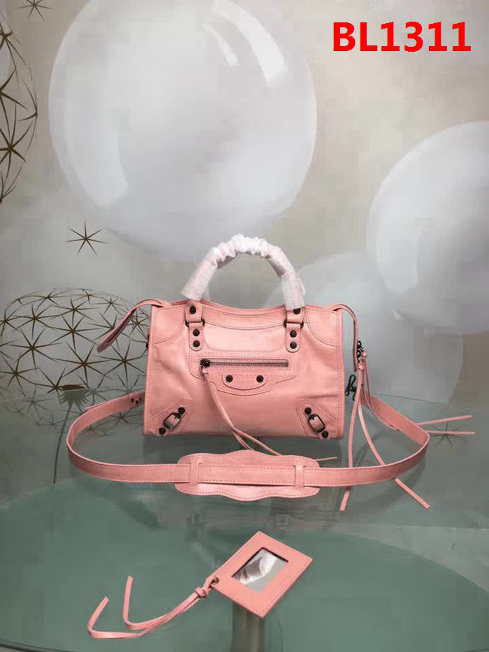 BALENCIAG巴黎世家 經典款 義大利進口原版油蠟頭層牛皮 古銅釘黑色 時尚百搭 手提肩背斜挎包  BL1311