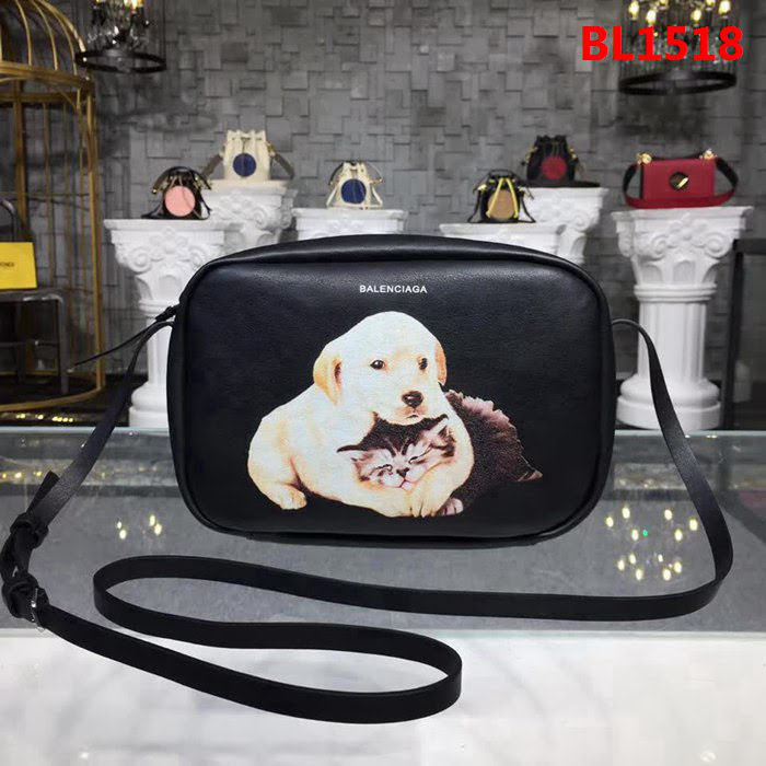 BALENCIAG巴黎世家 相機包 專櫃最新款 裏外全進口塗鴉小牛皮材質   BL1518