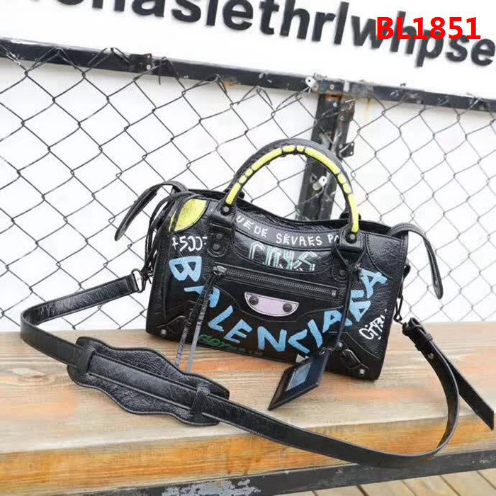 BALENCIAG巴黎世家 塗鴉機車包 QC058 爆裂紋羊皮 手提肩背斜挎包  BL1851