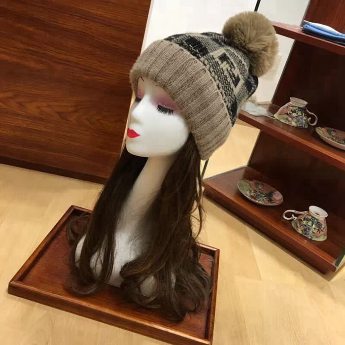FENDI芬迪 爆款 羊絨混紡配大毛球原單針織帽 LLWJ8493