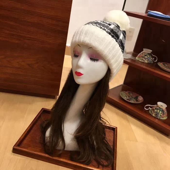 FENDI芬迪 爆款 羊絨混紡配大毛球原單針織帽 LLWJ8495