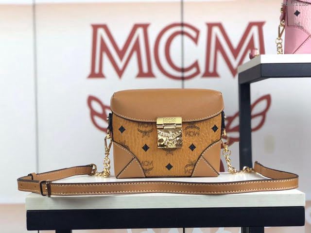 MCM女包 原單 6240 月彎形行李袋 Berlin Visetos腰包 MCM單肩斜挎女包  mdmc1128