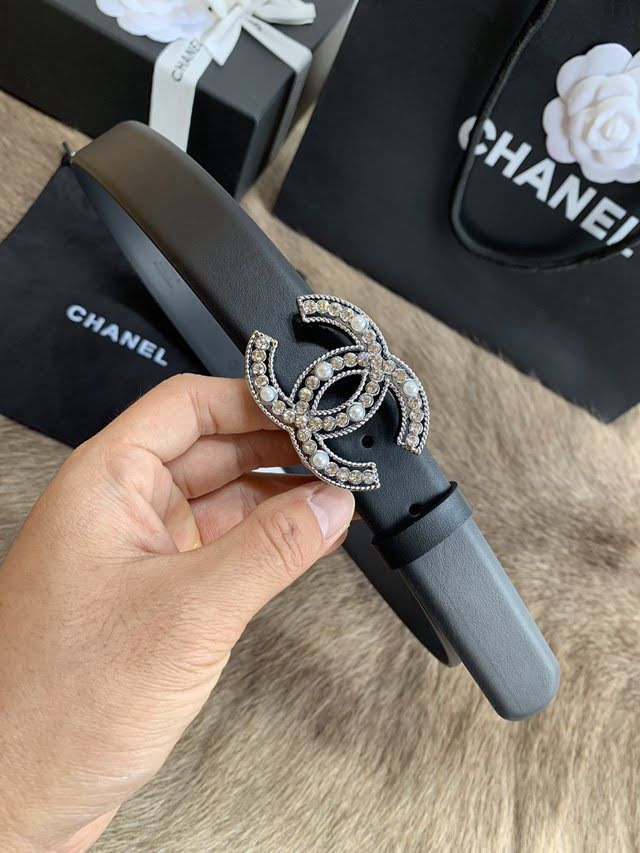 Chanel女士皮帶 香奈兒鑲嵌鑽石珍珠扣腰帶 香奈兒20新款字母LOGO秀款皮帶  jjp1178