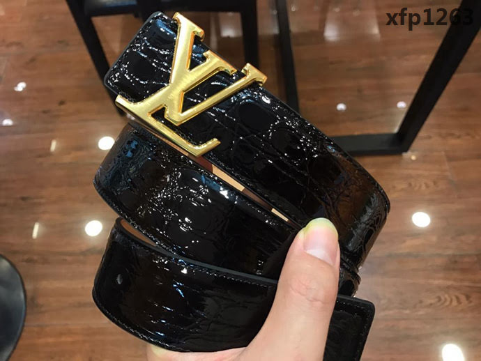 路易威登LV 2019春夏新款 頂級頭層高光鱷魚紋牛皮 不銹鋼扣 男士皮帶  xfp1263
