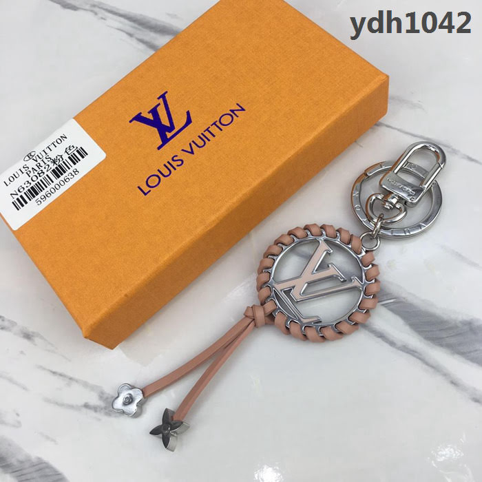 路易威登LV 頂級原單 M63082粉色 LV Circle為特色 Very包飾與鑰匙扣 鑰匙環 彈簧扣上刻有路易威登簽名字樣  ydh1042