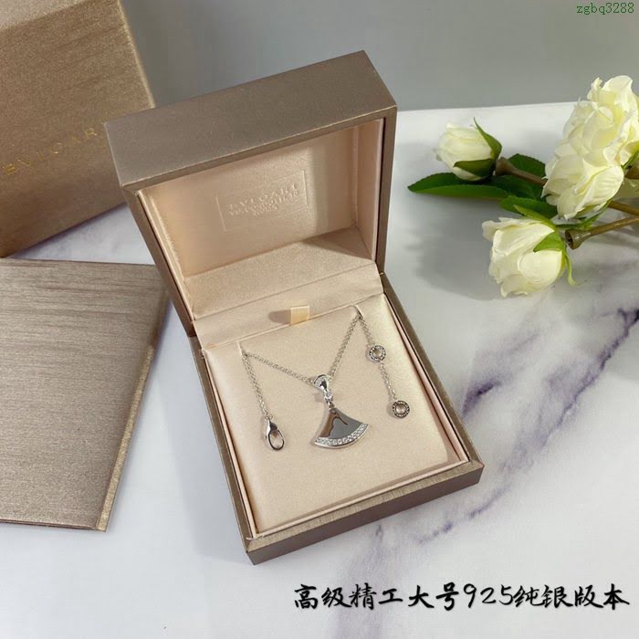 Bvlgari飾品 寶格麗新款925高級精工大號版本 BV寶格麗金貝扇形小裙子項鏈  zgbq3288