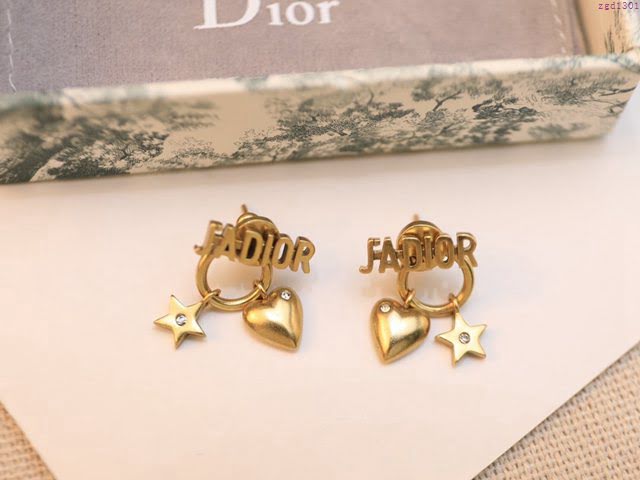 Dior飾品 迪奧經典熱銷款字母愛心耳環 氣質個性耳釘  zgd1301