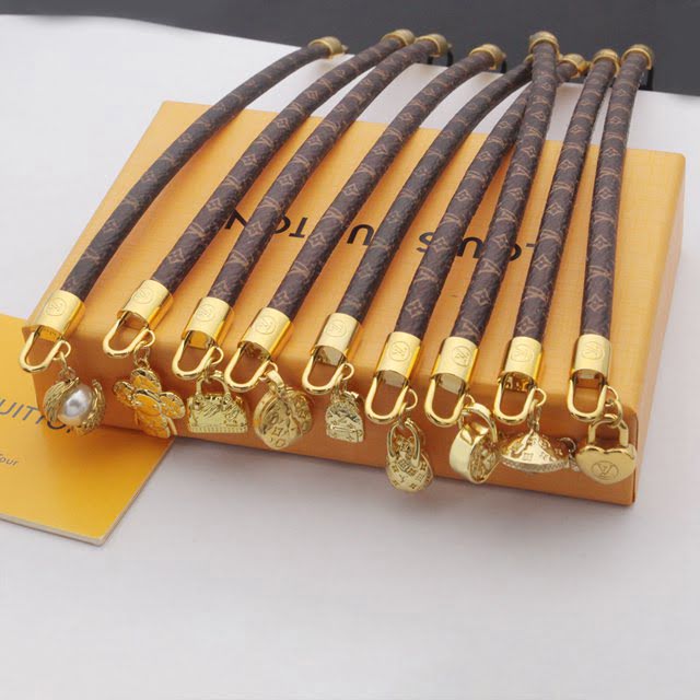 Louis Vuitton新款飾品 路易威登老花皮手鏈 LV吊墜老花手環  zglv1933