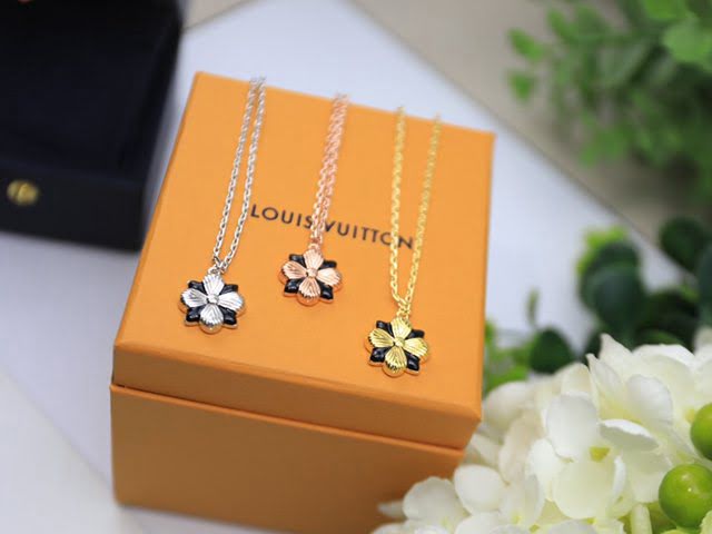 Louis Vuitton新款飾品 路易威登四葉草項鏈鎖骨鏈 LV玫瑰金銀色金色項鏈  zglv2129