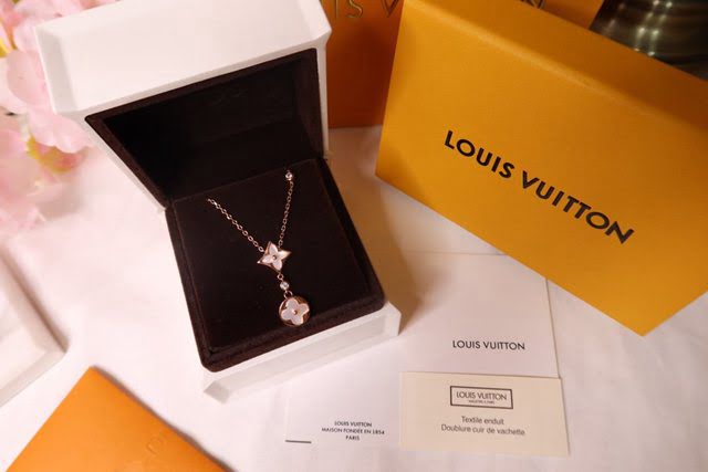 Louis Vuitton純銀飾品 路易威登天然白母貝項鏈 LV雙花單鑽鎖骨鏈  zglv2154