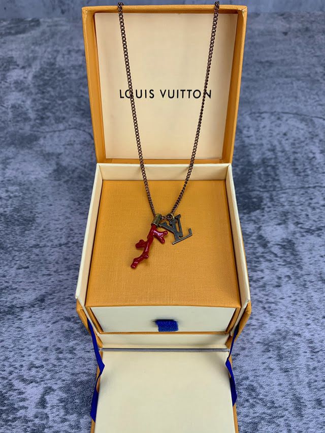 Louis Vuitton新款飾品 路易威登pendant珊瑚字母Logo項鏈 LV字母吊墜可調節金色項鏈鎖骨鏈  zglv2185