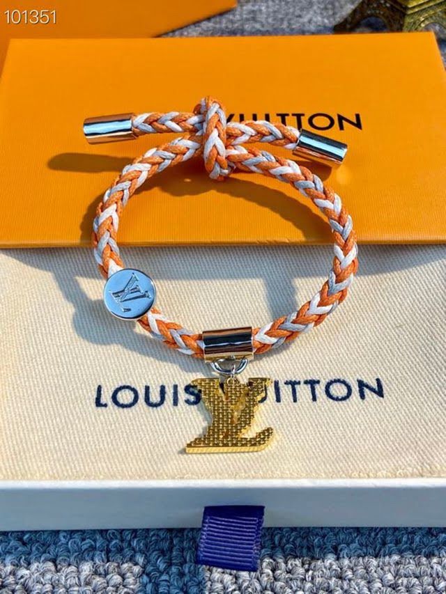 Louis Vuitton新款飾品 路易威登FRIENDSHIP BRACELET友誼手鏈 LV字母吊墜可調節編制手繩手環手鐲  zglv2223