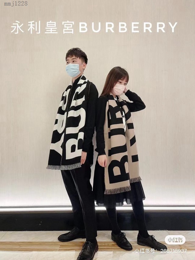 Burberry情侶圍巾羊絨圍巾披肩 巴寶莉2021新款大字母圍巾  mmj1228