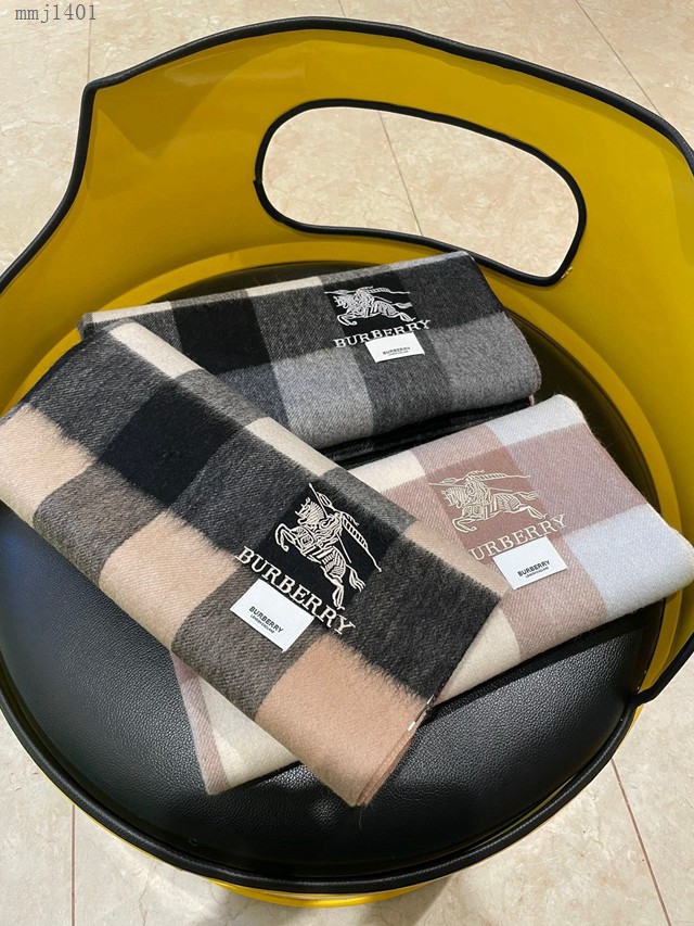 Burberry戰馬刺繡經典大格披肩 巴寶莉2021新款保暖羊羔絨圍巾  mmj1401