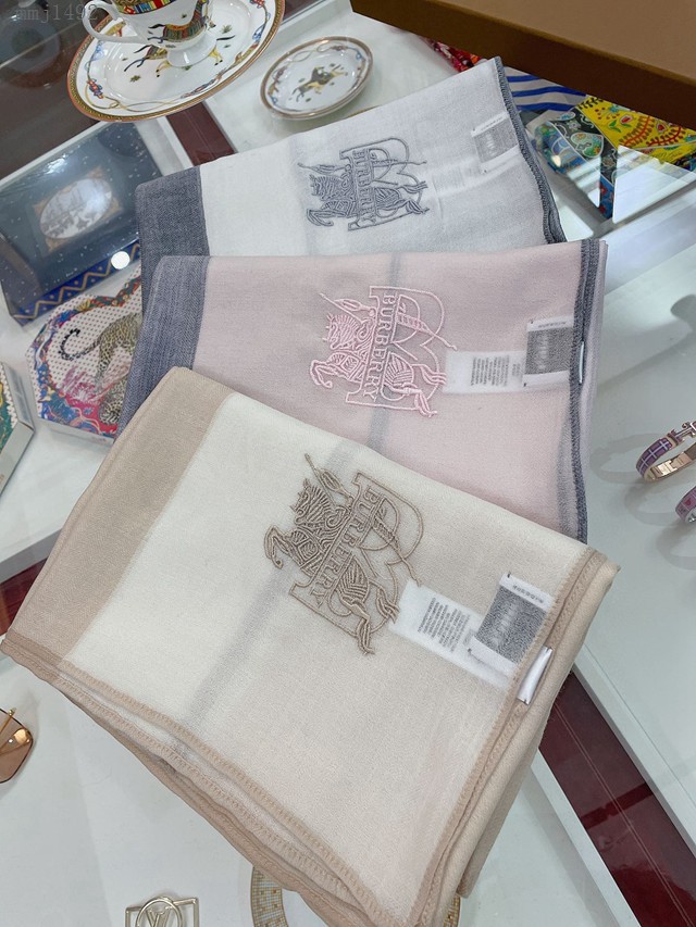 Burberry專櫃同步超薄羊絨格子披肩 巴寶莉2021早秋經典巴格羊絨披肩圍巾  mmj1492