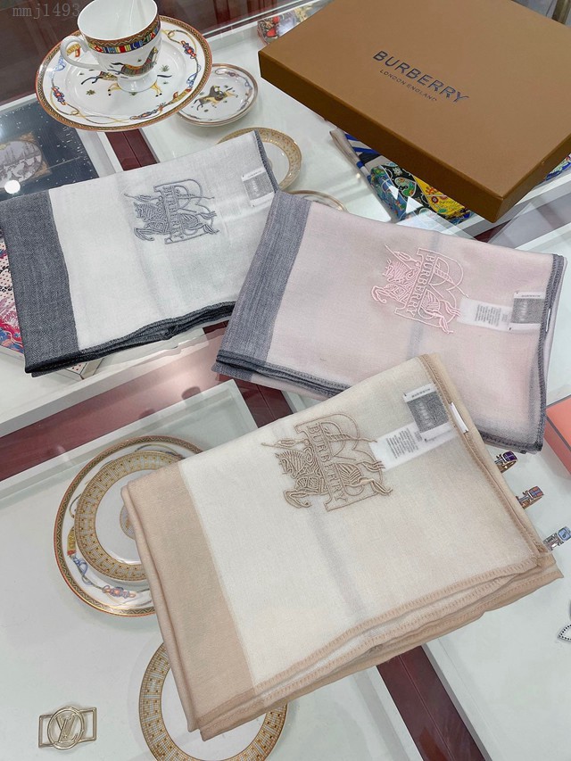 Burberry專櫃同步超薄羊絨格子披肩 巴寶莉2021早秋經典巴格羊絨披肩圍巾  mmj1493