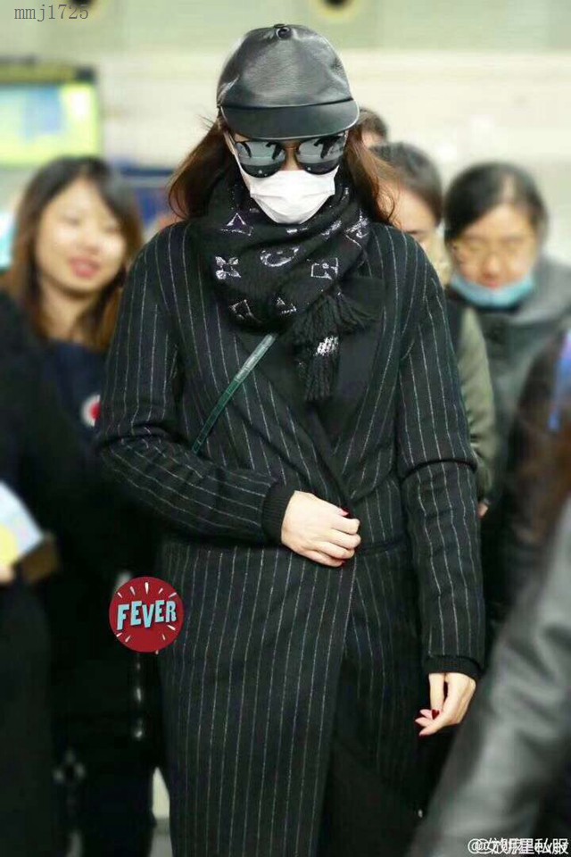 Louis Vuitton秋冬新款黑銀毛線女士圍巾 路易威登經典Monogram大花圖案和路易威登首字母字樣圍巾  mmj1725