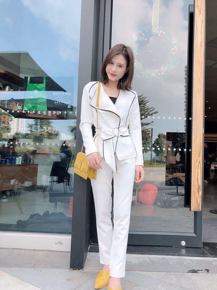 Chanel香奈兒 法國專櫃同步新款 2019春裝 氣質款 領口釘珠西服套裝 時尚經典款 白色  xly1246