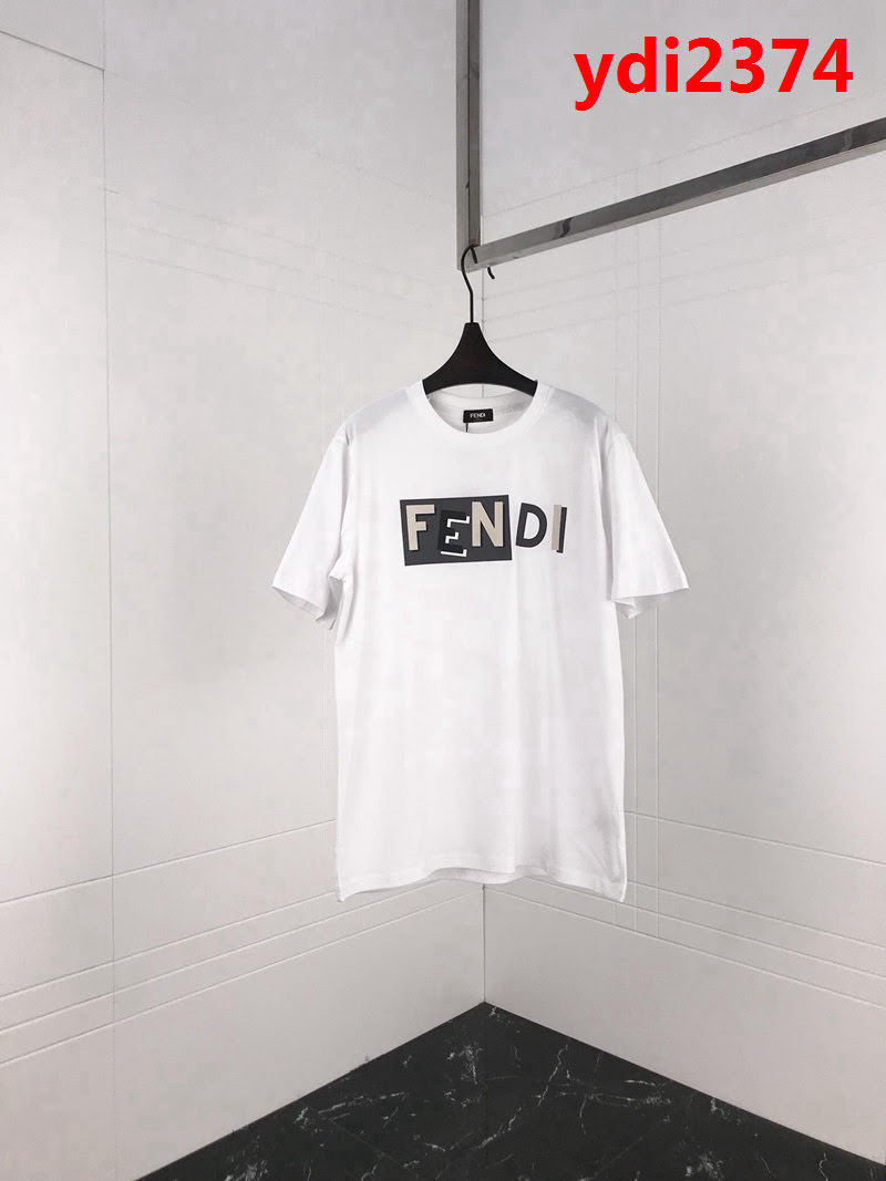 Fend芬迪 19ss早春新款 官網同步發售 錯亂字母印花 白色男款短袖 ydi2374