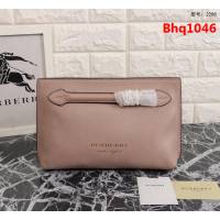 BURBERRY巴寶莉 簡約時尚手拿包 拉鏈口袋飾有 Burberry立體字母 2288  Bhq1046