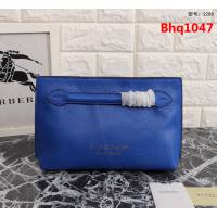 BURBERRY巴寶莉 簡約時尚手拿包 拉鏈口袋飾有 Burberry立體字母 2288  Bhq1047