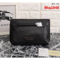 BURBERRY巴寶莉 簡約時尚手拿包 拉鏈口袋飾有 Burberry立體字母 2288  Bhq1048