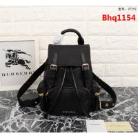 BURBERRY巴寶莉 新款背包 斜背式軍旅背包 品牌典藏的軍風包款 正面飾有Burberry立體字母徽標 9721s  Bhq1154