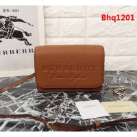 BURBERRY巴寶莉 官網新款 錢夾 可拆式肩背帶 兼作斜背包 8202  Bhq1201