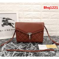 BURBERRY巴寶莉 時裝秀主打配飾 羔羊皮女款斜挎包 18235  Bhq1221