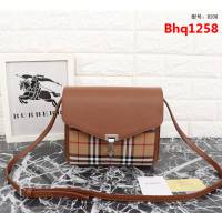 BURBERRY巴寶莉 原單 新款爆款 斜背包 卸下斜背帶兼作手拿包 8208  Bhq1258