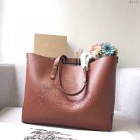 Burberry專櫃新款女包 大號Burberry壓花徽章 巴寶莉敞口托特包  db1082