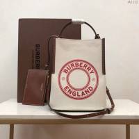 Burberry專櫃新款女包 巴寶莉馬術風格帆布水桶包手腕包肩背包  db1112